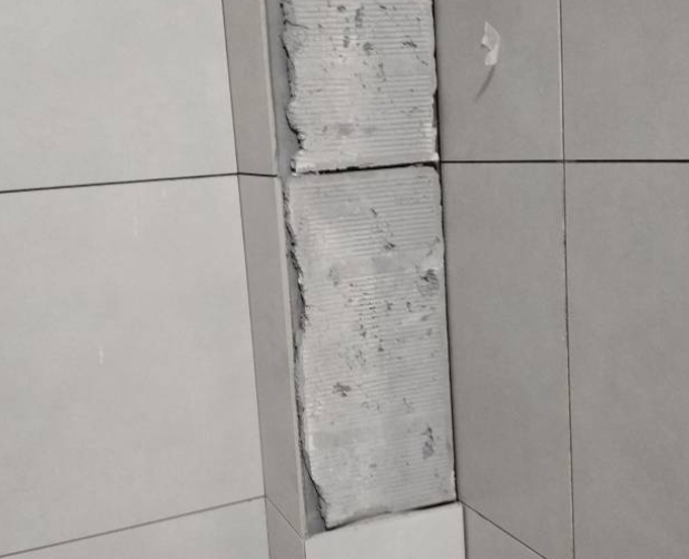 鲅鱼圈瓷砖空鼓维修公司分享下瓷砖施工前基层浇水润湿程度不足，可能导致以下问题